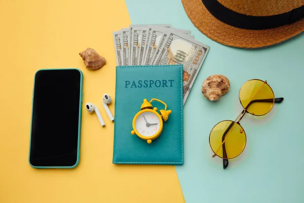 Outfit e accessori del viaggiatore su sfondo giallo blu. Concetto di viaggio. Vista aerea dei viaggiatori accessori — Foto Stock