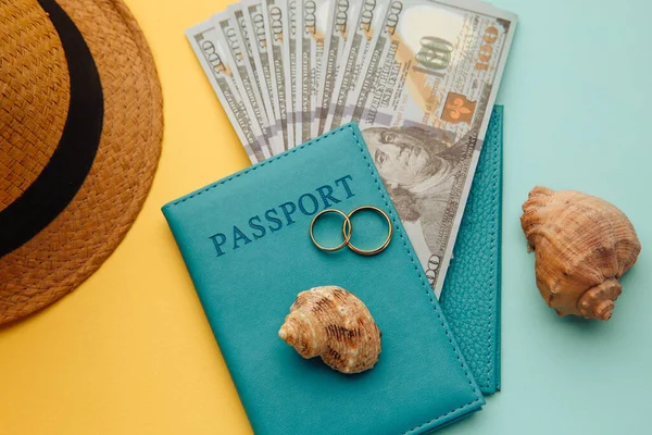 Honeymoon traveling concept. Vacation accessories on colorful background close-up — Stock Photo, Image