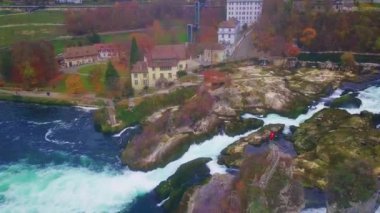 Rhine Falls 'un muhteşem hava manzarası İsviçre ve Avrupa' daki en güçlü şelaledir.