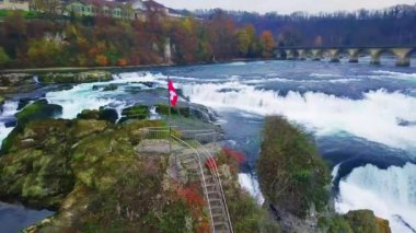 Ren Şelaleleri 'nin muhteşem manzarası İsviçre ve Avrupa' daki en güçlü şelaledir.