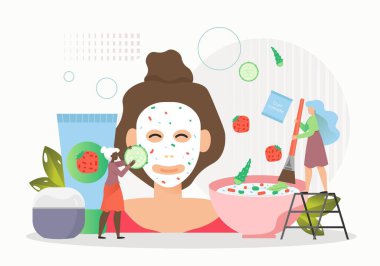 Küçük güzellik uzmanları kadın yüzüne doğal maske takıyor.