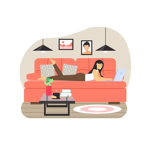 Chica feliz, freelancer que trabaja en el ordenador portátil desde casa tumbado en el sofá acogedor, ilustración de vector plano — Vector de stock