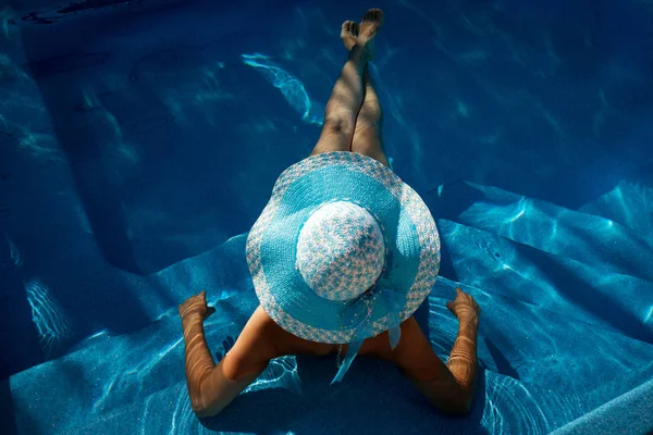 Hermosa Mujer Joven Sombrero Azul Ala Ancha Tomar Sol Tumbado — Foto de Stock