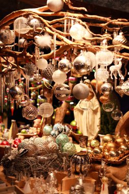 Geleneksel Altın ve Krem bir Noel Pazarında baubles 