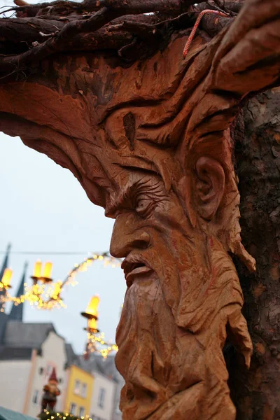 ドイツケルンのクリスマスマーケットで人間の顔の木彫り ロイヤリティフリーのストック画像