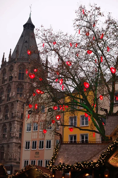 ケルン ドイツのクリスマスマーケットの木に照らされた提灯 ストックフォト