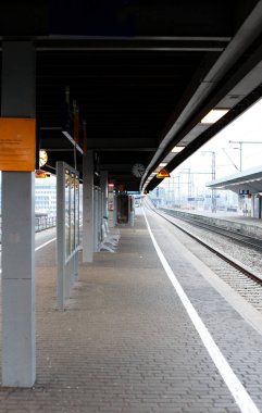 Boş tren istasyonu Köln Almanya