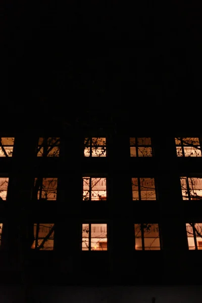 Edifício Com Luzes Acesas Noite Fotos De Bancos De Imagens