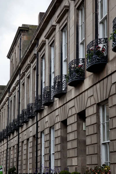 Fachada Edimburgo Casas Mostrando Balaustradas Ornamentadas Imagens De Bancos De Imagens