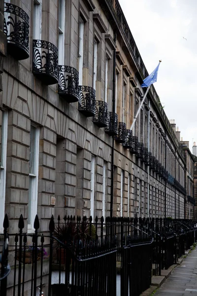 Süslü Korkulukları Gösteren Edinburgh Town Houses Cephesi Telifsiz Stok Imajlar