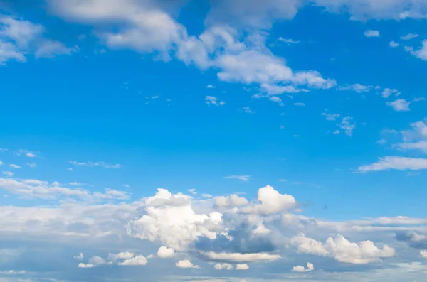 Vihar Felhők Ellen Fényes Kék Égen Közelgő Vihar Előtt — Stock Fotó