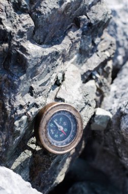 Granit taş üzerinde pusula. Yolda yön için araç ve seyahat, yakın çekim.