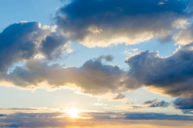 Parlak mavi gökyüzü karşı fırtına bulutları. Yaklaşan fırtına cephesinin.