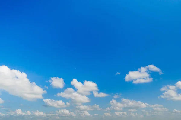 Vita Moln Blå Himmel Bakgrund Försämring Väderförhållanden — Stockfoto