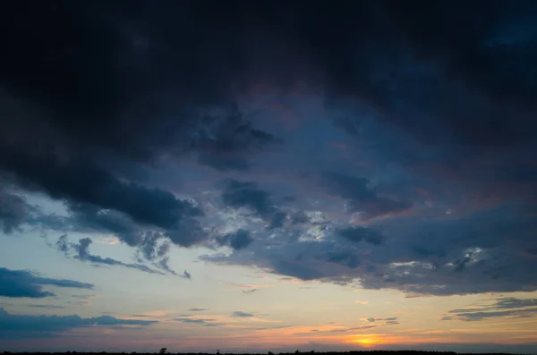 云彩在夕阳的光芒 自然和美丽的天空 — 图库照片