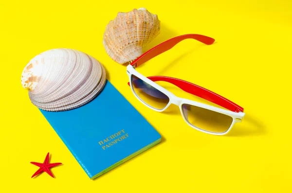 Διαβατήριο Γυαλιά Και Κοχύλια Αστέρι Κίτρινο Φόντο Καλοκαιρινά Ταξίδια — Φωτογραφία Αρχείου