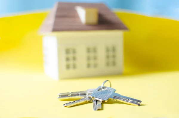 在黄色背景上的房子钥匙 家庭梦想的房子 按揭贷款 — 图库照片