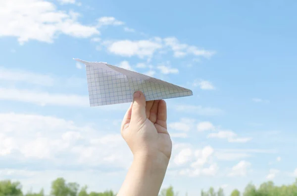 Mão Menino Executa Avião Papel Céu Dia Ensolarado Brilhante — Fotografia de Stock