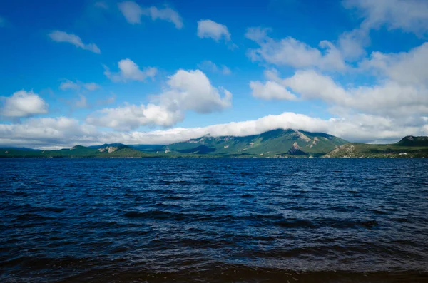 Piękny Krajobraz Jeziora Góry Chmurach Charakter Podróże Wypoczynek — Zdjęcie stockowe