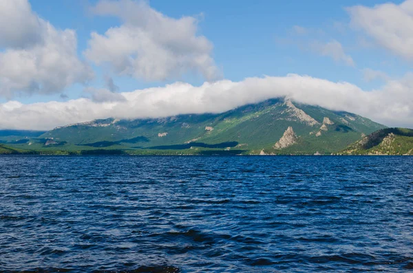 Schöne Landschaft See Berge Wolken Und Natur Reisen Und Erholung — Stockfoto