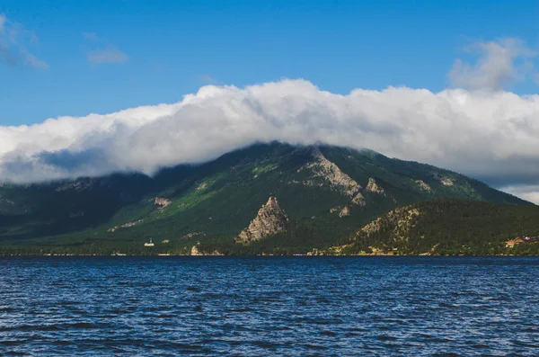 Piękny Krajobraz Jeziora Góry Chmurach Charakter Podróże Wypoczynek — Zdjęcie stockowe
