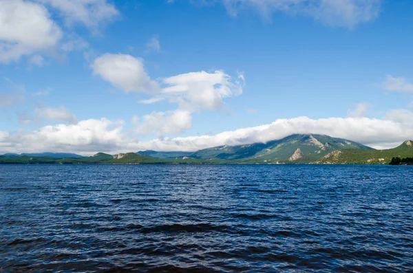 Schöne Landschaft See Berge Wolken Und Natur Reisen Und Erholung — Stockfoto