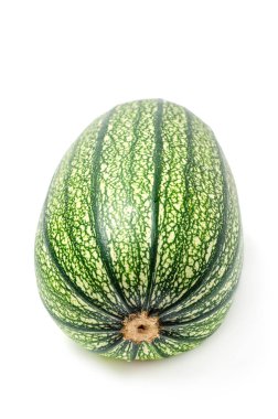 Kabak beyaz bir arka planda sağlıklı yeşil sebze. Yakın çekim.