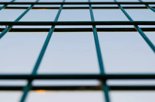 Fém Háló Kerítés Kerítés Kék Háttér Téglalap Alakú Absztrakció Közelről — Stock Fotó