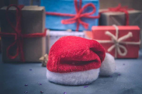 Χριστουγεννιάτικα Δώρα Και Κόκκινο Καπέλο Του Βασίλη Νέο Έτος Παιδιών — Φωτογραφία Αρχείου