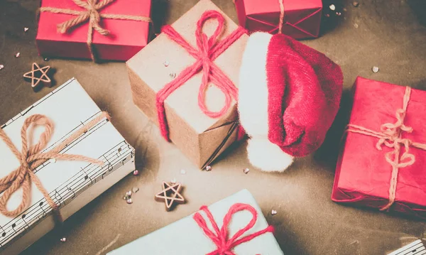 Weihnachtsgeschenke Und Weihnachtsmann Red Hat New Year Kinder Und Erwachsene — Stockfoto