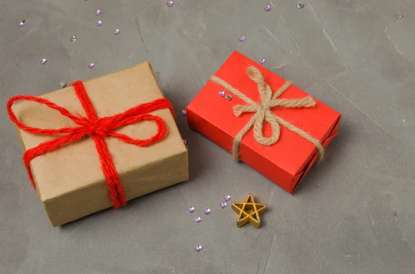 Weihnachtsgeschenk Papier Gewickelt Und Mit Rotem Faden Gebunden Neujahrstag Frauentag — Stockfoto