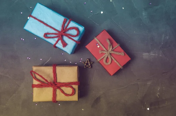 Τρία Χριστουγεννιάτικα Δώρα Στο Τσιμεντένιο Πάτωμα Διακοπές Νέο Έτος Και — Φωτογραφία Αρχείου