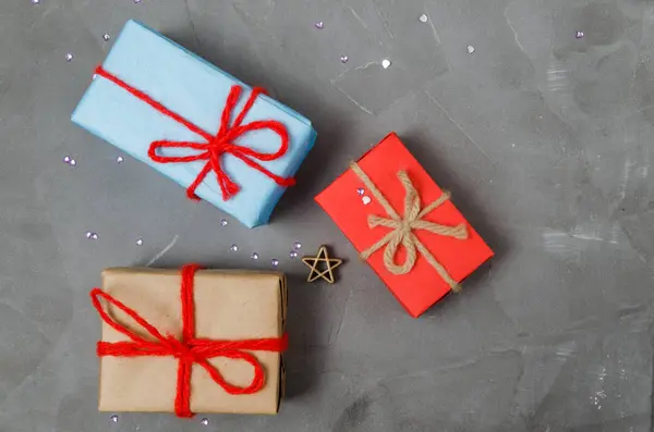 Drei Weihnachtsgeschenke Auf Dem Betonboden Feiertag Neujahr Und Frauentag Overhand — Stockfoto