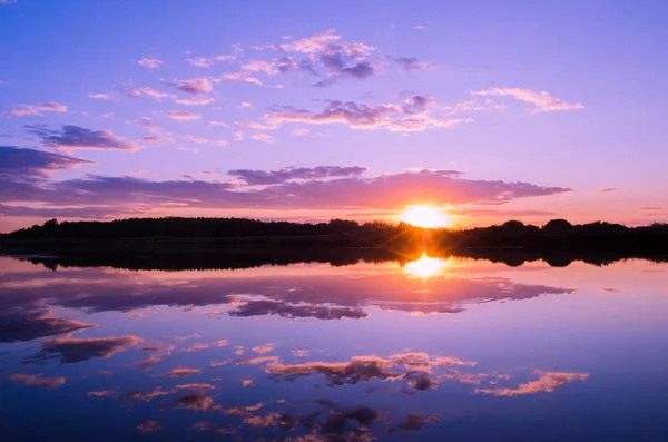 Superficie Tranquilla Del Fiume Sullo Sfondo Tramonto Colorato Bellissimo Paesaggio — Foto Stock