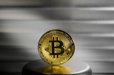 Altın sikke cryptocurrency bitcoin metal stand yakın çekim.