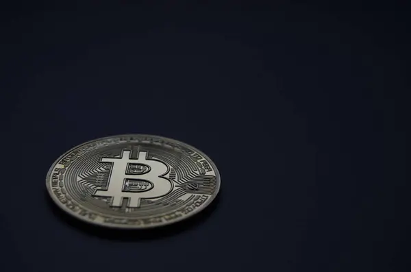 Münze Kryptowährung Bitcoin Auf Schwarzem Hintergrund Nahaufnahme — Stockfoto