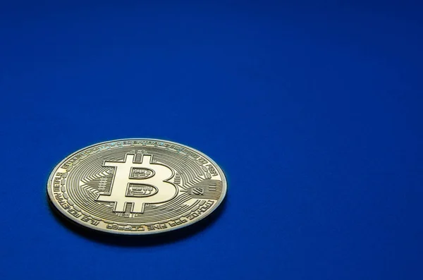 Münze Kryptowährung Bitcoin Auf Blauem Hintergrund Nahaufnahme — Stockfoto