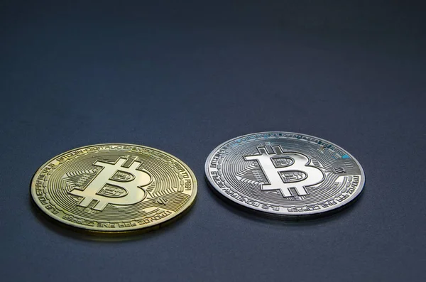 Silber Und Goldmünze Kryptowährung Bitcoin Auf Grauem Hintergrund Nahaufnahme — Stockfoto