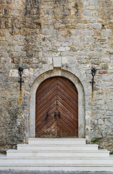 Vecchie Porte Legno Vecchio Castello Con Una Scala Bianca Muro — Foto Stock