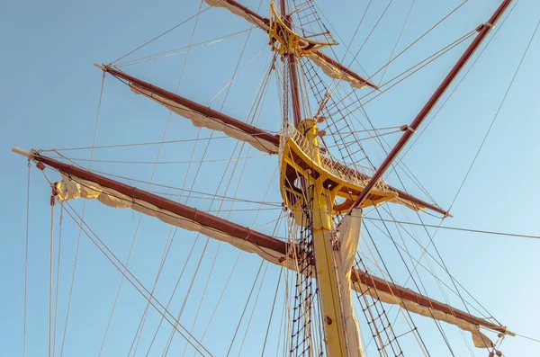 Mast Segelfartyg Med Upphöjda Segel Mot Den Klara Himlen Lugnt — Stockfoto