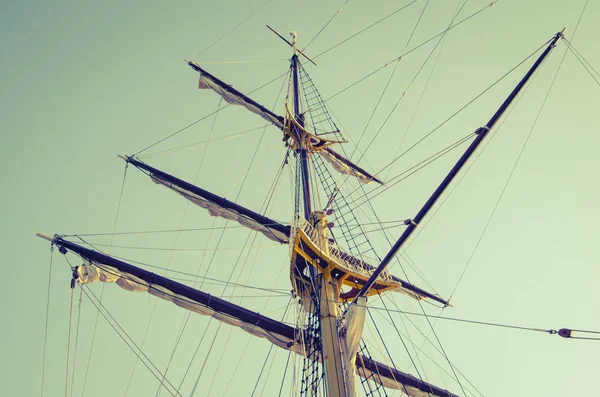 Mast Segelschiff Mit Angehobenen Segeln Gegen Den Klaren Himmel Bei — Stockfoto
