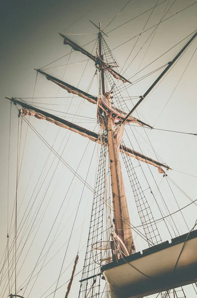 Witte Boot Klaar Worden Gelanceerd Vanaf Zeilboot Close — Stockfoto