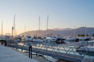 Tekneler ve yatlar dağlar ve günbatımı arka plan üzerinde Adriyatik limanda palamarla. Günbatımı bağlantı noktası.