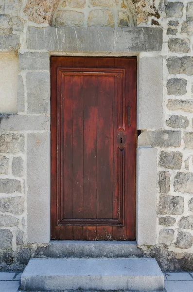 Παλιά Ξύλινη Πόρτα Τοξωτό Πέτρινο Τοίχο Ρουστίκ Και Ρετρό Στυλ — Φωτογραφία Αρχείου
