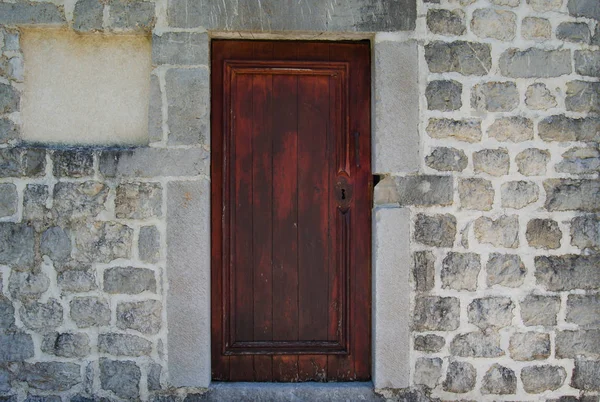 古い木製のドアは 石の壁をアーチ型 素朴でレトロなスタイルのクローズ アップ — ストック写真