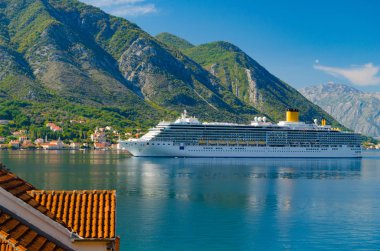 Küçük kasaba yelken Adriatic bir Bay büyük turistik gemi yüzdü.