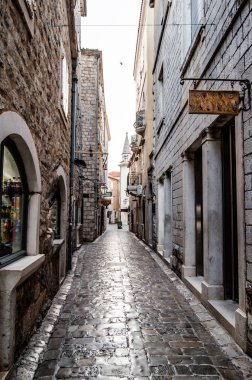 Taş bloklar ile eski taş şehir dar sokaklarında. Bulutlu günlerde.