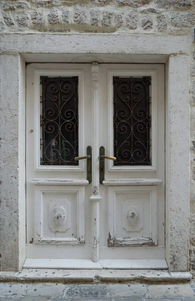 Vecchio Vetro Pannellato Porta Legno Bianco Nel Vecchio Edificio Primo — Foto Stock