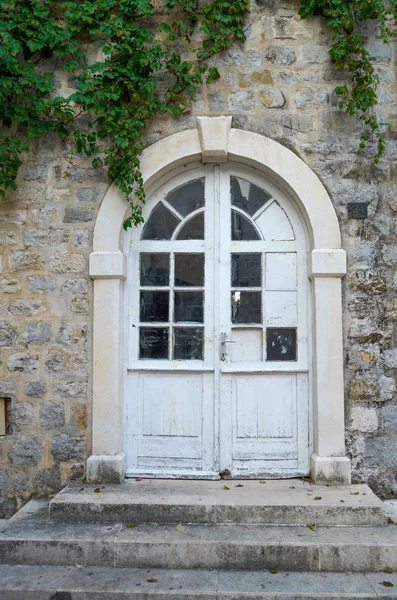 Oude Glas Panelen Witte Houten Deur Het Oude Gebouw Close — Stockfoto