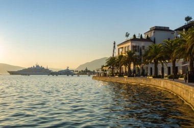 Otel ile arka plan üzerinde büyük Yatlar, dağlar ve akşam sunset gezi. Adriyatik kıyısı.